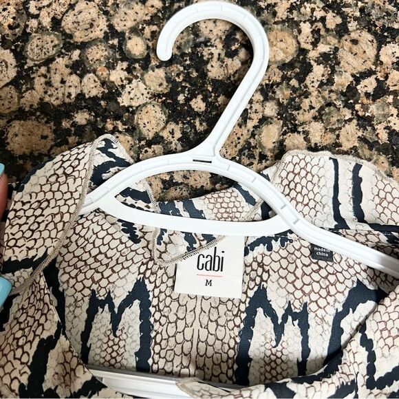 Cabi Beige Black SnakeSkin Print Long Sleeve V Neck Blouse Size M - Picture 6 of 8